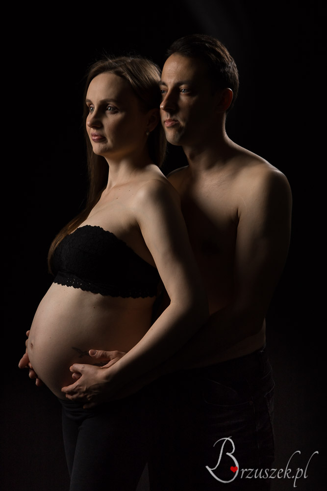 Studyjne zdjęcie ciążowe z partnerem