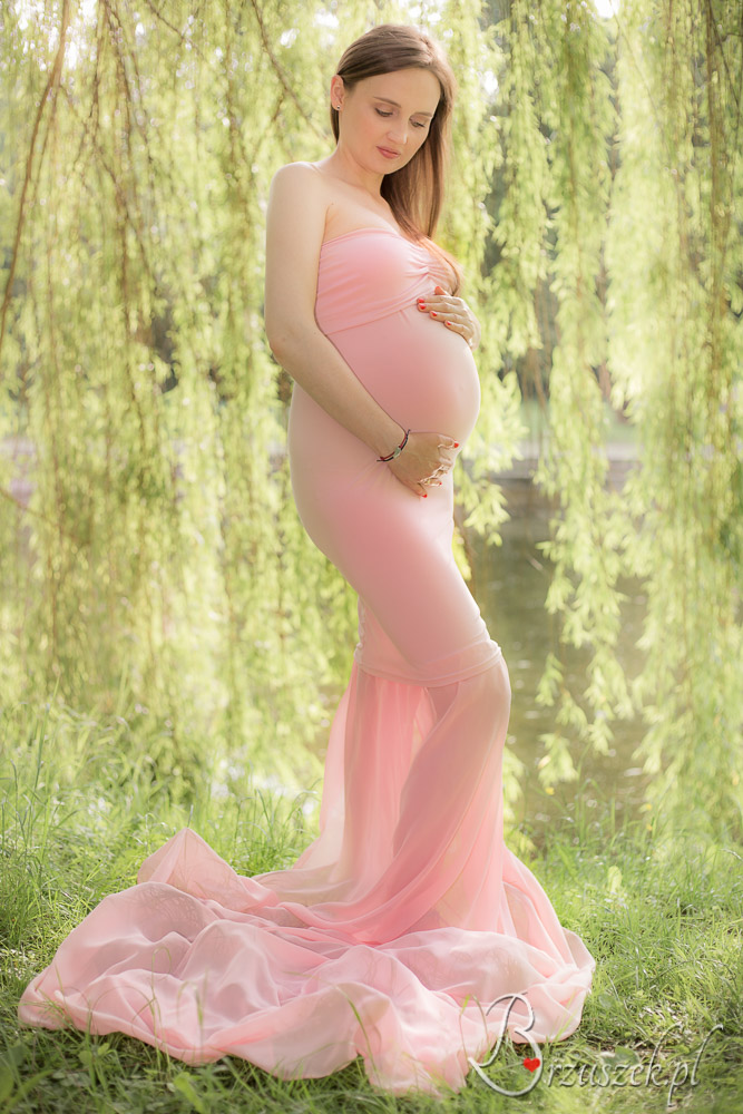 Subtelne zdjęcie ciążowe w plenerze