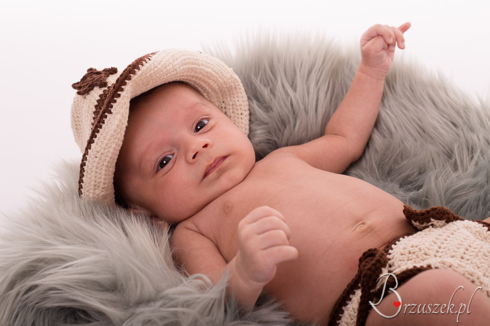 Newborn posing in the cowboy hat